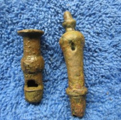 Twee bronzen fluitjes