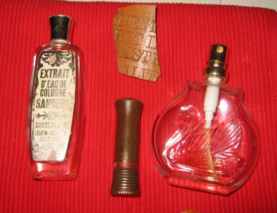 19de eeuw, au de cologne en lippenstift