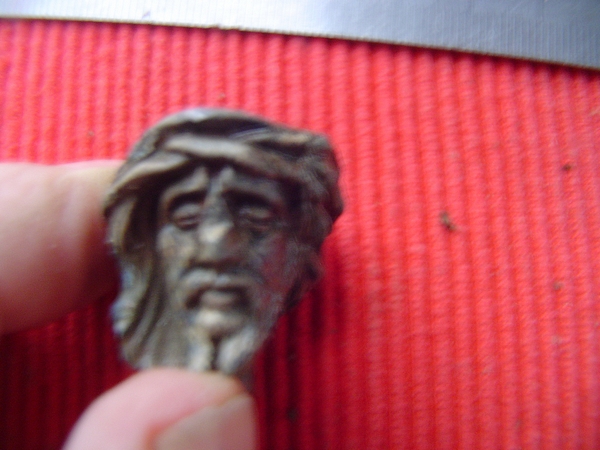 Hoofd van Christus tussen het stadsvuil