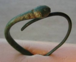 Twee fragmenten Romeinse armband, bodemvondsten jozefherman.nl