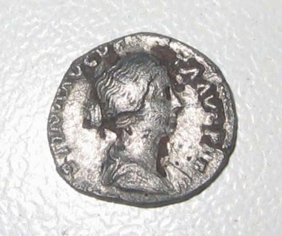 Romeinse denarius Faustina Junior, front. Metaaldetector bodemvondsten site jozefherman.nl